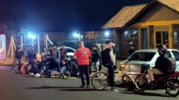 Motociclista e criança ficam feridas em acidente em frente à Vila Olímpica.