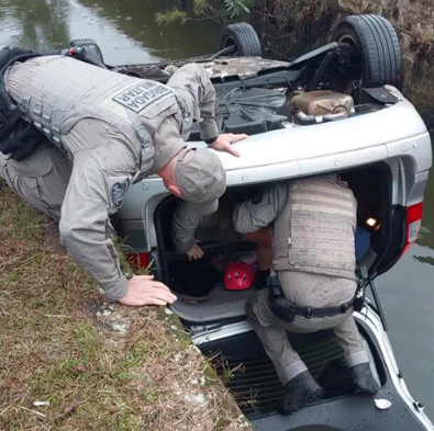 Mulher é resgatada após cair em valão