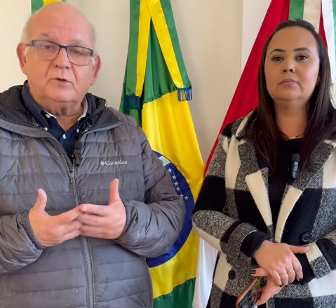 Prefeito Romildo Bolzan Jr e secretária de Habitação, Luana Oliveira.
