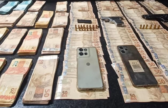 Policiais apreenderam objetos, cerca de 200 porções de drogas, armas, munições e mais de 47,5 mil reais em dinheiro.