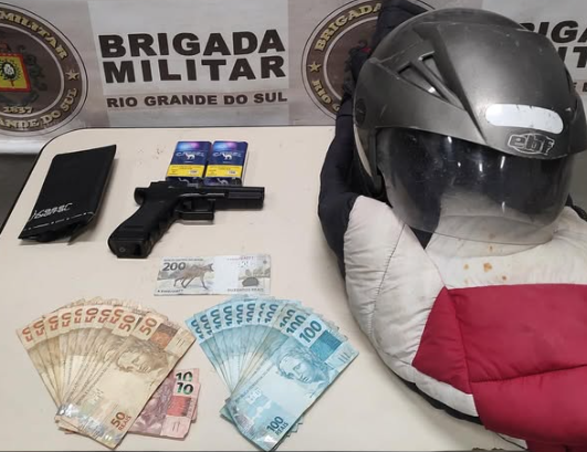 Policiais apreenderam simulacro de pistola, um capacete, uma maleta de ferramentas e aproximadamente dois mil reais em dinheiro.