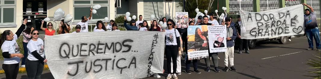 Antes da passeata, familiares e amigos da jovem morta em acidente de trânsito realizaram protesto em frente à Delegacia da Polícia Civil do município.