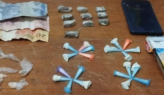 Policiais apreenderam dinheiro, celulares e 69 porções de drogas em Cidreira.