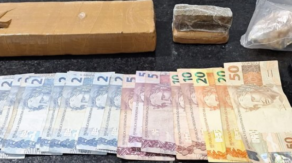 Policiais Militares apreenderam dinheiro e mais de 1,1 quilo de entorpecentes.