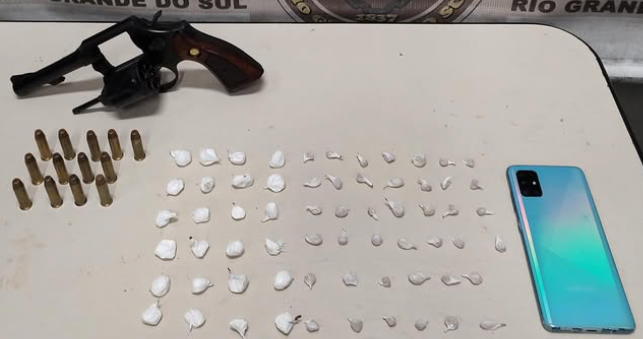 Homem foi preso em Capão da Canoa com arma, munições, drogas e celular.