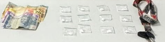 Homem foi preso em Santo Antônio com dinheiro e 12 porções de cocaína.