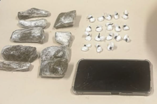 Ação em Capão da Canoa apreendeu aparelho celular e 27 porções de drogas.