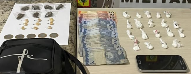 Dupla foi presa em Santo Antônio com dinheiro, objetos e 35 porções de entorpecentes.