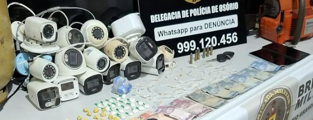 Casal foi preso em Osório com dinheiro, objetos e 75 porções de entorpecentes.
