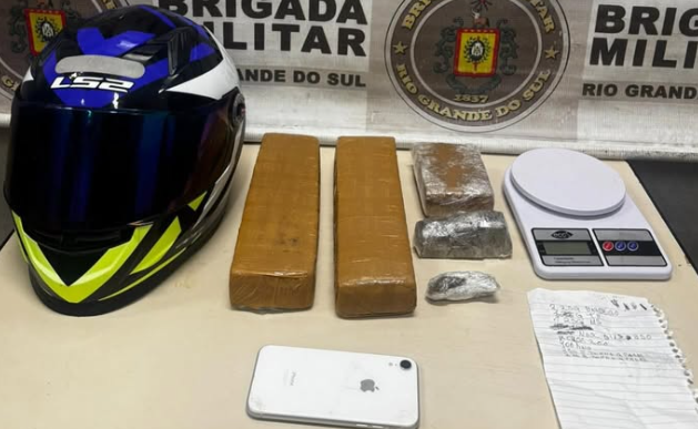 Motociclista foi detido em Capão carregando objetos e porções de maconha.