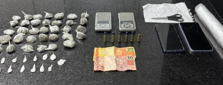 Ação em Palmares apreendeu dinheiro, objetos, munições e 49 porções de drogas.