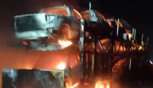 11 veículos são destruídos em incêndio