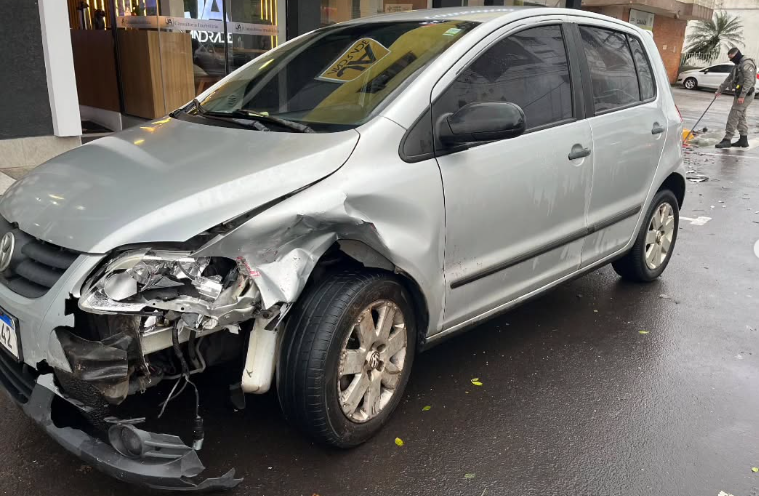 Colisão entre dois automóveis ocorreu na região central da cidade.