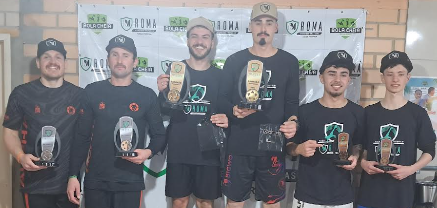 Pódio da Intermediária: Vice-campeões Luan e Guilherme, campeões Henrique e Samuel e terceiros colocados Xavier e Vitinho.