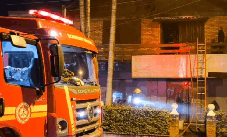 Bombeiros combatem incêndio em residência