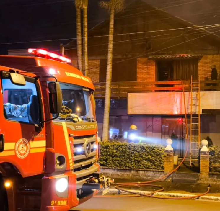 Bombeiros combatem incêndio em residência