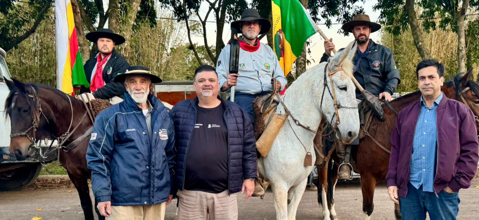 Autoridades e representantes das entidades tradicionalistas receberem a Chama Crioula.