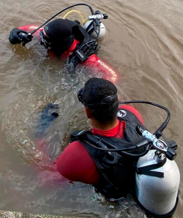 Com auxílio de moto aquática, mergulhadores conseguiram localizar o corpo na tarde de terça-feira (5).