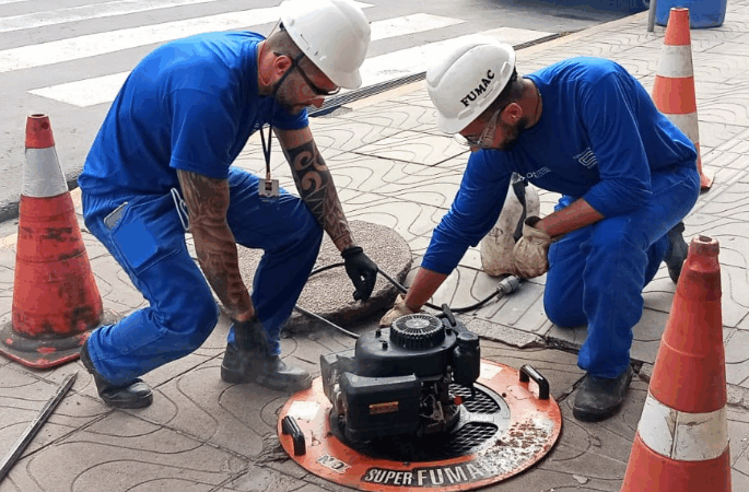 Corsan inspeciona ligações irregulares em redes de esgoto