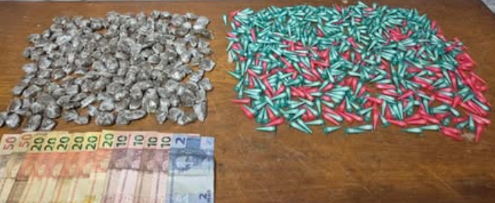 Menor foi apreendido carregando dinheiro e cerca de 800 porções de entorpecentes.