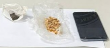 Homem foi preso em Santo Antônio da Patrulha com celular e porções de drogas.