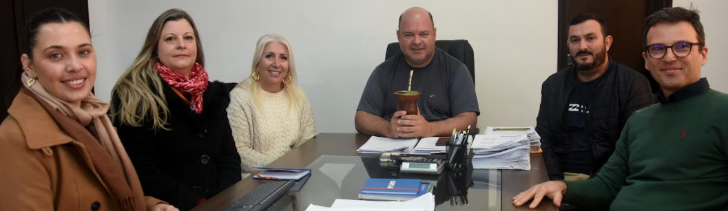 Prefeito Ique Vedovato (ao centro) esteve reunido com representantes da empresa Badermann Arquitetos Associados.
