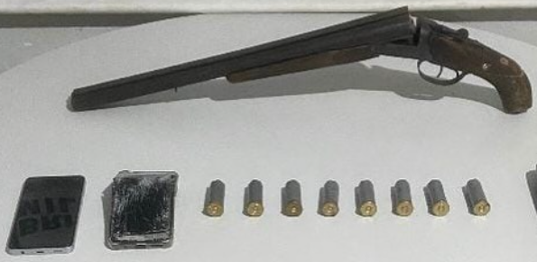 Casal foi detido na cidade de Torres com celulares, espingarda e oito munições.