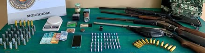 Homem é preso com armas e munições
