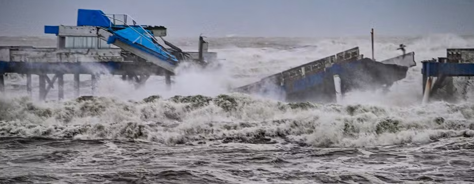 Parte da plataforma de Praia em Xangri-lá rompeu após ser atingida por ondas de mais de 3,5 metros de altura.