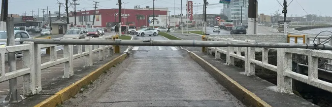 Pista central da Ponte que liga Imbé a Tramandaí ficou bloqueada após queda de poste.
