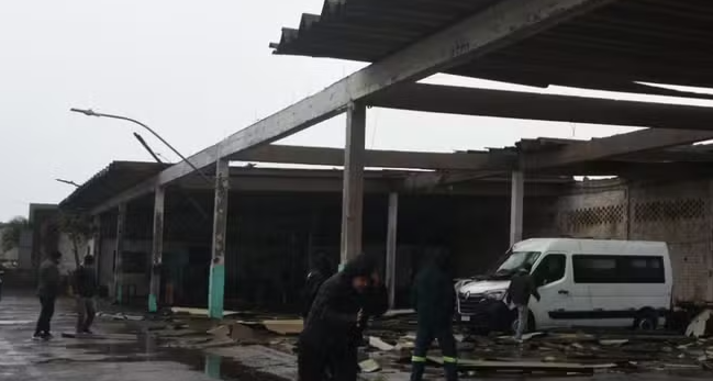 Vendaval arrancou parte do telhado da garagem da prefeitura de Imbé.