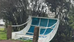 Vento derrubou parada de ônibus localizada no bairro Laranjeiras, em Osório.