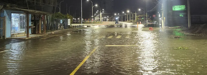 Água atingiu Avenida de Imbé, invadindo residências e estabelecimentos comerciais.