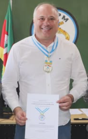 Luciano Silveira recebe Comenda do 8º BPM