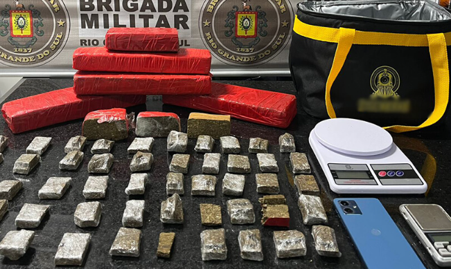 Ação da Brigada Militar apreendeu objetos e mais de 4,5 quilos de maconha em Tramandaí.