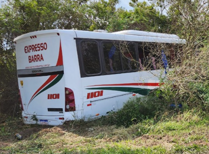 Ônibus transporta grupo de idosos para Cidreira quando atingiu carro e foi parar em vegetação.