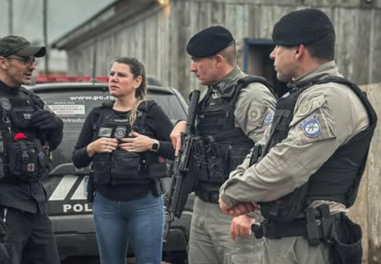 Operação policial prende mulher e apreende adolescente