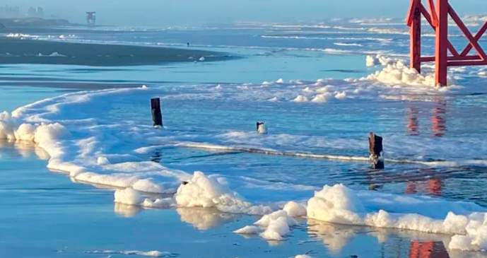 Espuma branca foi encontrada em diferentes praias do Litoral Norte gaúcho.