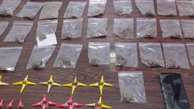 Brigadianos apreenderam dinheiro, objetos e dezenas de porções de maconha, crack e cocaína, durante ações realizadas na cidade de Mostardas.