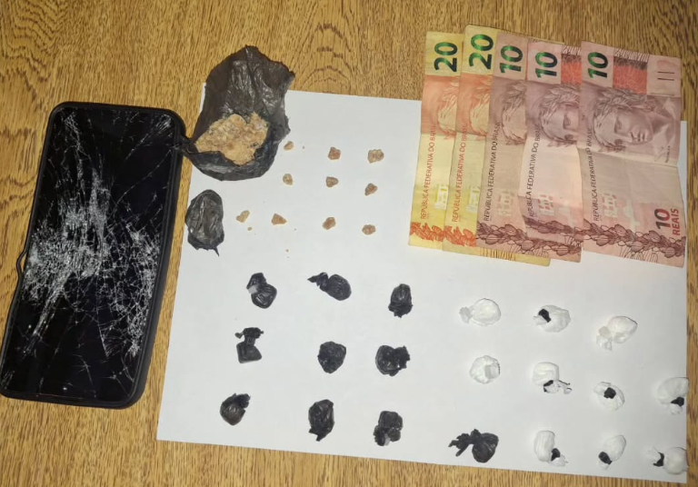 Ação em Osório apreendeu dinheiro, celular e dezenas de porções de entorpecentes.