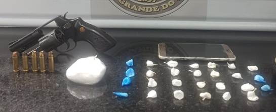 Homem foi detido em Tramandaí com celular, arma, munições e drogas.