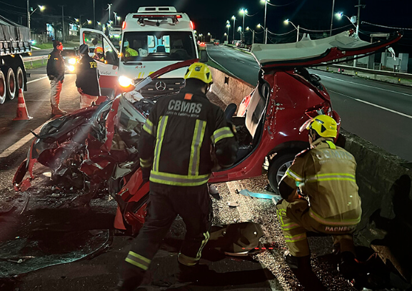 Carro dirigido por servidora de Três Cachoeiras estaria na contramão quando colidiu contra outro veículo.