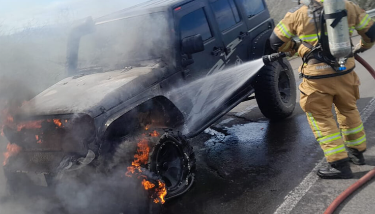 Veículo pega fogo na BR-290