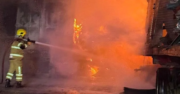 Veículos pegam fogo durante acidente na BR-290