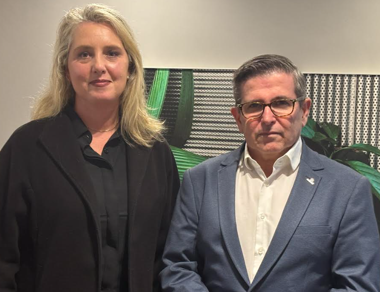 Patrícia Cerutti (presidente da ADI Multimídia) ao lado do Dr. Marcelo Matias (presidente do Simers).