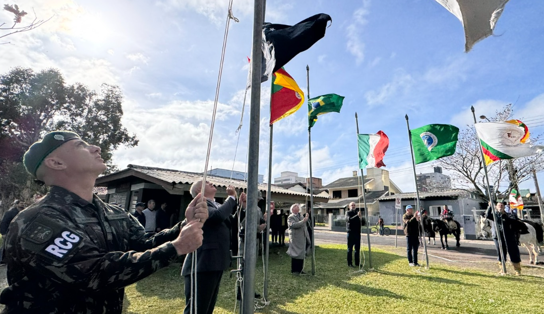 Autoridades participaram do Hasteamento das Bandeiras na Praça Stenzel Filho.