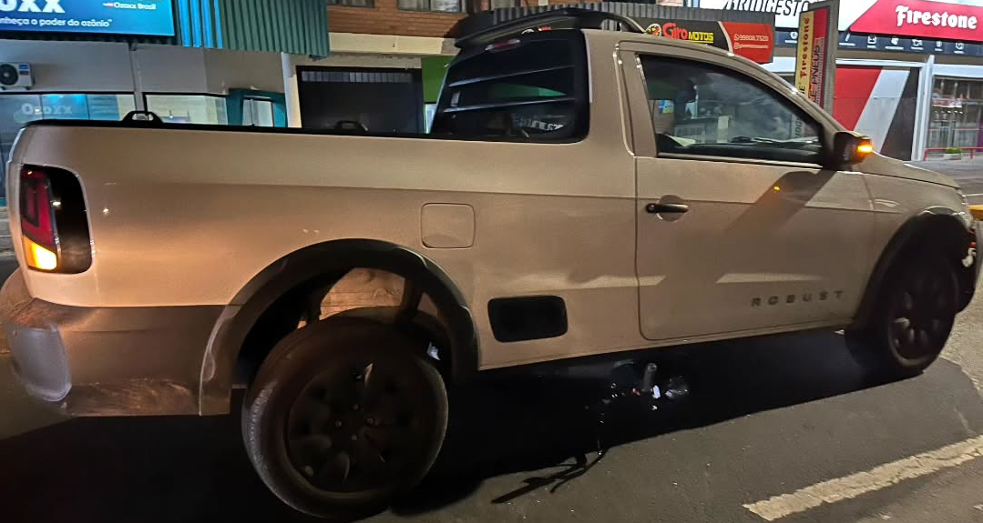 Motocicleta conduzida por mulher acabou indo parar embaixo de caminhonete.