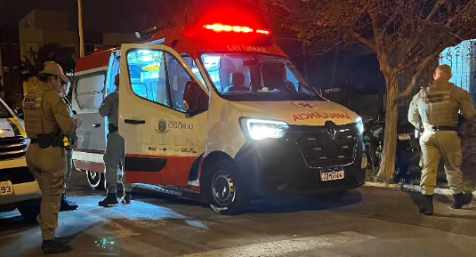 Automóvel fugiu após colidir contra motocicleta na Rua Machado de Assis.