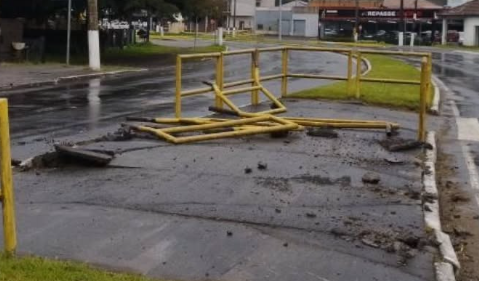 Estrutura que fica próxima a rótula da Av. Getúlio Vargas ficou danificada.