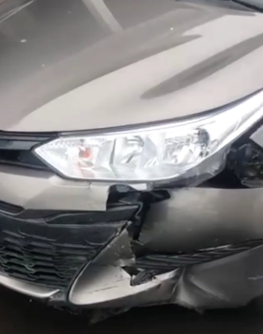 Dois carros acabaram ficando danificados depois de colidirem no bairro Glória.